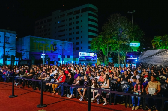 Cine Família na Praça tem grande adesão em Patos de Minas com mais de 800 pessoas presentes